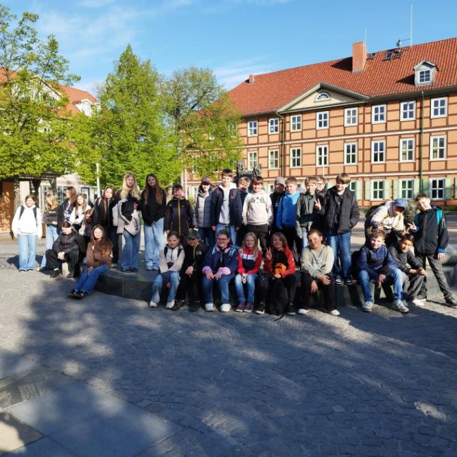 gruppenfotobrunnen.jpg